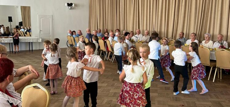 Dzień Seniora w Olszynach – występ starszaków pełen serca i uśmiechu Dzień Seniora w Olszynach – występ starszaków pełen serca i uśmiechu