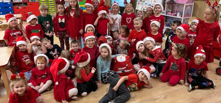 Ubieranie choinek i Mikołajki w przedszkolu 🎄🎅